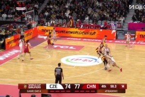 一览众山小！张子宇在篮下接球轻松放篮，对手只能举手目视😂